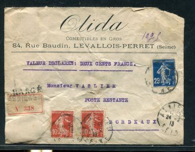 une vieille enveloppe avec quelques timbres, posée sur une table