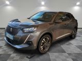 un 4x4 gris garé dans une pièce au sol en damier