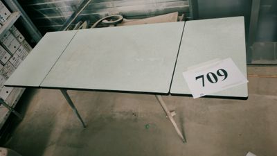 une table sur laquelle est posée une étiquette de prix, dans un entrepôt