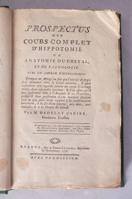 un livre ouvert avec la photo d'un homme en costume-cravate