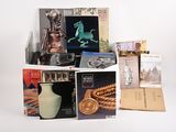 un grand nombre de livres posés sur une table