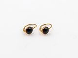 une paire de boucles d'oreilles en pierre noire sur fond blanc