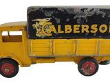un petit camion jaune avec une boîte noire à l'arrière