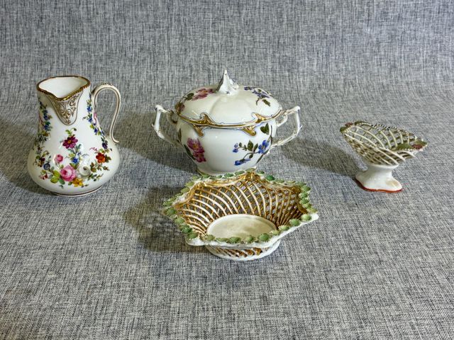 Petite verseuse à crème en porcelaine à décor de fleurs enrubanné