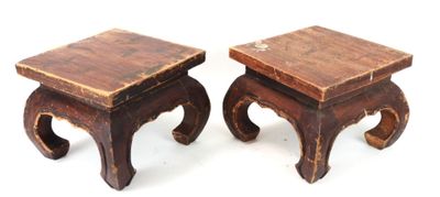 paire de petits tabourets en bois aux pieds tournés