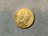 un gros plan d'une pièce d'or posée sur une table