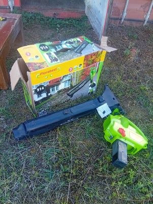 une boîte posée par terre à côté d'un pistolet jouet