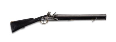 un pistolet noir muni d'une crosse métallique sur fond blanc