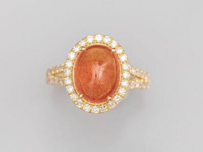 une bague ovale en corail et diamants