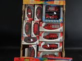 de nombreux types de petits trains dans la boîte