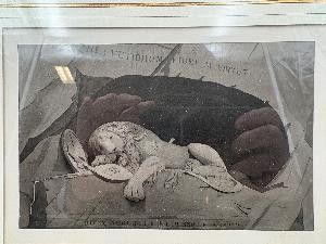 une photo d'une photo montrant un bébé allongé sur une couverture