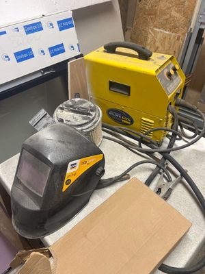 une machine posée sur une table dans une pièce