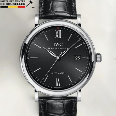 un gros plan d'une montre noire dont le cadran est orné de chiffres romains