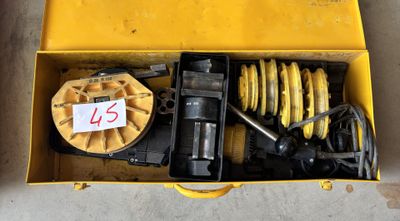 une boîte avec un tas d'outils à l'intérieur