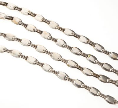 quatre colliers plaqués argent sur fond blanc