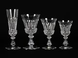 trois verres à pied en verre transparent posés sur une surface noire