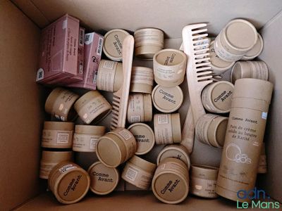 une boîte en carton remplie de nombreux produits capillaires de toutes sortes