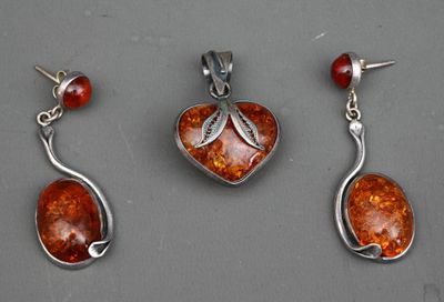 Paire de boucles d'oreilles et pendentif cœur en argent et a…