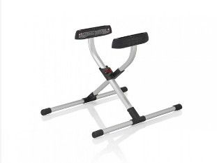 une photo d'un tabouret pliant blanc et noir, avec une assise noire