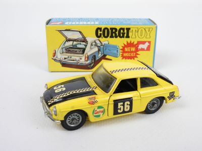 une petite voiture jaune posée à côté d'une boîte