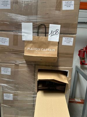 un carton contenant des boîtes empilées les unes sur les autres dans un entrepôt