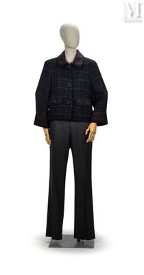un mannequin vêtu d'un costume et d'une cravate, posé sur un socle