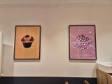 trois tableaux encadrés accrochés au mur d'un restaurant