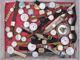 de nombreux modèles de montres dans une vitrine