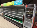 le rayon réfrigéré d'une épicerie qui est vide