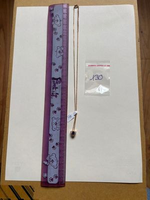 un morceau de papier sur lequel est noué un ruban violet