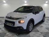 la citrole blanche est garée dans le garage sur un sol en damier