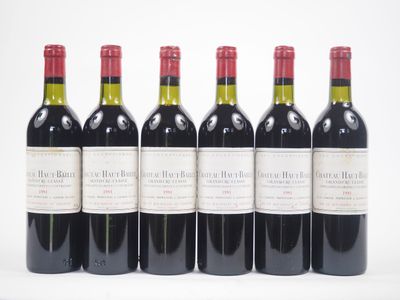 six bouteilles de vin rouge sont alignées