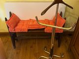 un porte-manteau et un banc dans une petite pièce
