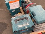 un tas d'outils posé sur une palette dans le parking