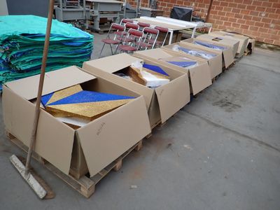 de nombreux cartons posés par terre près d'une table