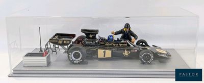 un modèle de voiture de course dans une vitrine