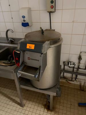 une photo d'une cuisine avec un évier et un gros appareil