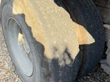 un pneu qui a été laissé sur le côté d'un camion