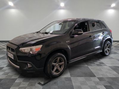 une photo d'une Toyota RAV noire garée dans un garage