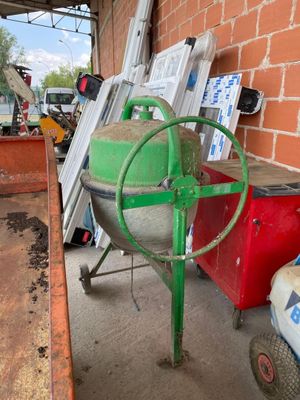 une machine qui se trouve à côté d'un bâtiment