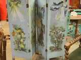 un paravent orné d'une peinture représentant des oiseaux