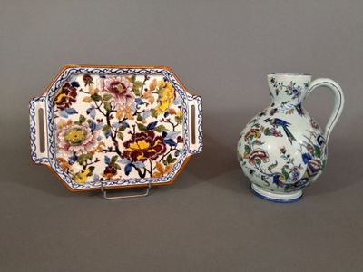 deux vases posés l'un à côté de l'autre sur une table