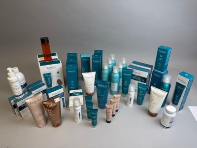 de nombreux types de produits de soins de la peau sur la table