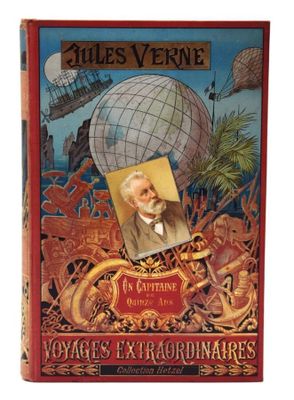 un vieux livre avec la photo d'un homme en costume-cravate