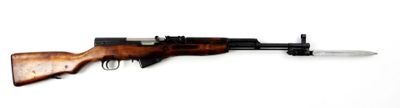 un fusil sur fond blanc, avec un pistolet au premier plan et un couteau au premier plan