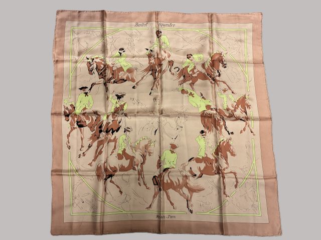 Foulard en soie. Hermès « Ballet équestre ». État neuf
