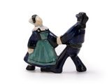 une figurine représentant un homme et une femme se tenant la main