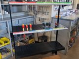 un présentoir d'outils en vente dans le magasin