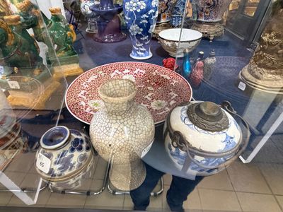 de nombreux vases exposés dans la vitrine d'un magasin