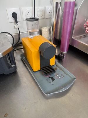 1 machine à café DELTA à capsules